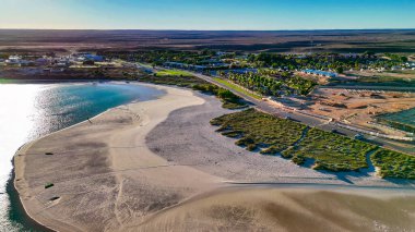 Batı Avustralya 'daki Mercan Körfezi ve sahil manzarası turkuaz okyanus ve beyaz kumla kaplı..
