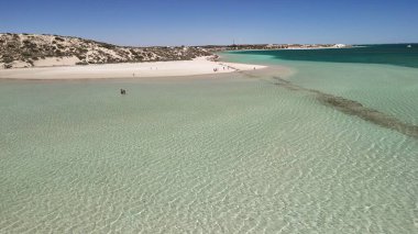 Coral Bay kıyı şeridinin insansız hava görüntüsü temiz mavi suları ve WA 'daki kumlu sahili gösteriyor..