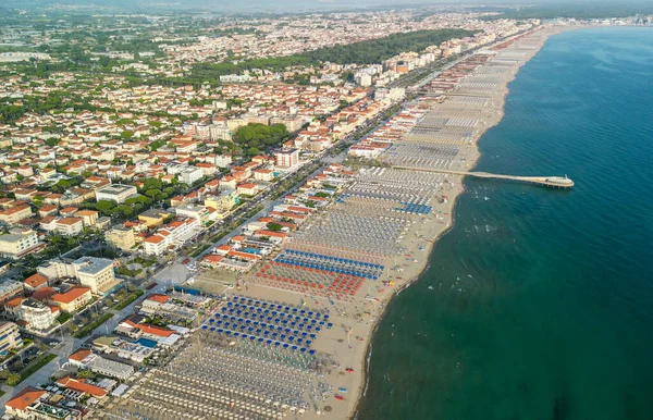 Yaz mevsiminde Lido di Camaiore ve Viareggio kıyılarının panoramik hava manzarası - Toskana, İtalya