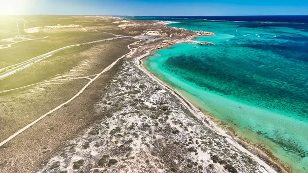 Batı Avustralya 'daki Mercan Körfezi ve sahil manzarası turkuaz okyanus ve beyaz kumla kaplı..