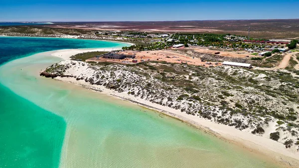 Mercan resifi ve tropikal deniz manzaralı Coral Bay Batı Avustralya 'nın panoramik hava manzarası.