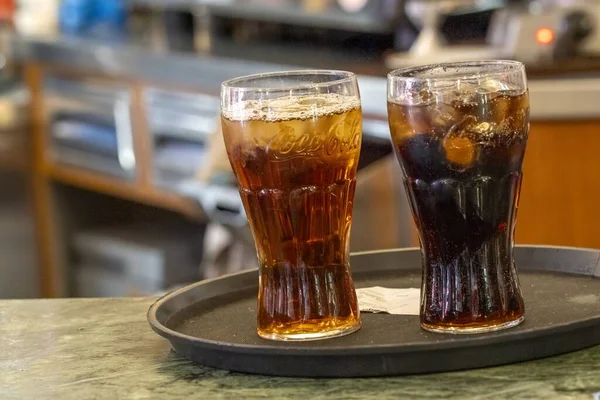 Barmen, bir partide renkli süslemelerle alkolsüz içecekler servis ediyor..