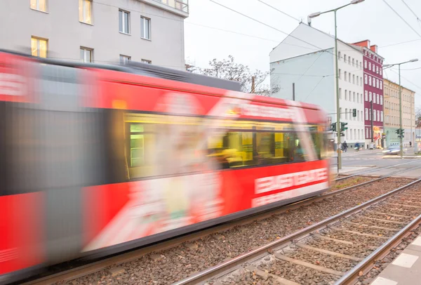 Spårvagnshållplatsen moveing i Berlin — Stockfoto