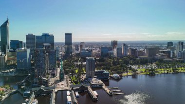 Perth 'in açık mavi gökyüzü ve güneşli gün yansımalarıyla Kuğu Nehri' nden gökyüzü manzarası.
