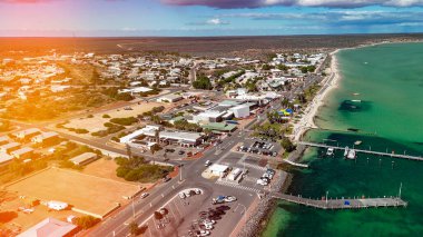 Güneşli bir günde kıyı şeridi ve turkuaz sularıyla Batı Avustralya 'daki Denham kasabasının hava manzarası..