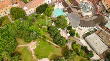 Arka planda Casciana Terme, Pisa, zeytin ağaçları ve üzüm bağlarının tarihi manzarası var..