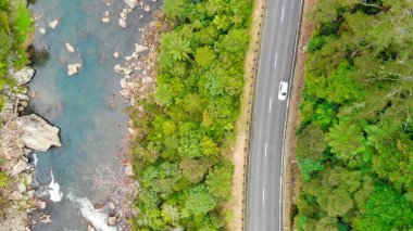 Karangahake Boğazı 'nın canlı yeşil yaprakları ve nehir manzarası kuş bakışı.. 