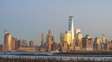Aşağı Manhattan Skyline Sunset 'te, Şehri Jersey City' den aydınlatıyor..