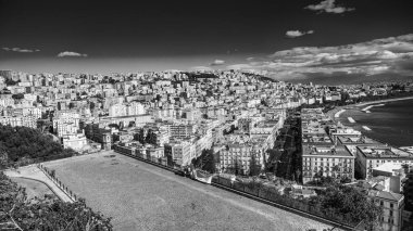 Arkasında Akdeniz olan Posillipo tepesinden Napoli 'nin panoramik manzarası.