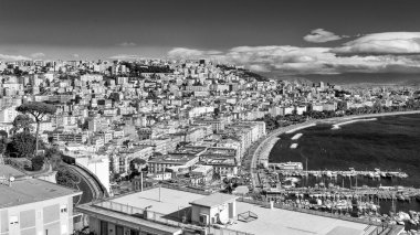 Posillipo 'dan gelen Napoli deniz manzarası çarpıcı kıyı manzarası ve şehir manzarası..
