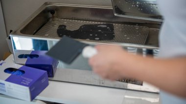 Modern bir fizyoterapi merkezinde profesyonel bir terapistin el ateli başvurusu..