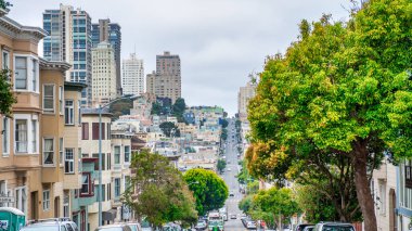 San Francisco, CA - 7 Ağustos 2017: Güneşli bir sabahta şehrin sokakları ve binaları.