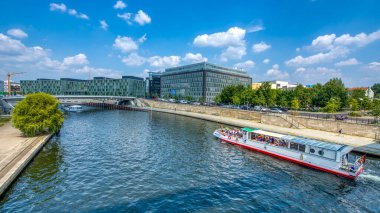 Berlin, Almanya - 25 Temmuz 2016: Berlin hükümet bölgesinde Spree boyunca çağdaş mimarinin yer aldığı kentsel manzara. 