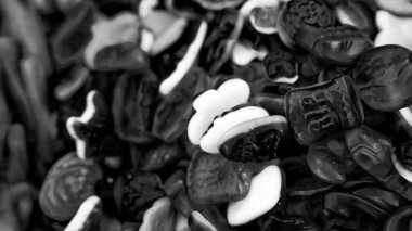 Bir dükkanda renkli şekerlemelerin yakın çekimi neşeli ve şen bir atmosfer yaratır..