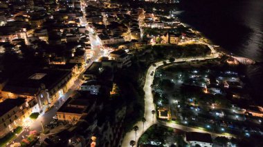 Tropea kasabasının ve kıyı şeridinin gece görüşü yaz boyunca insansız hava aracıyla aydınlatıldı..