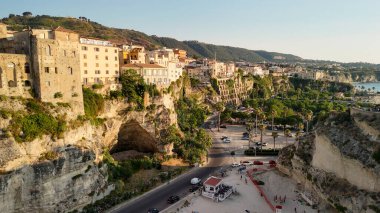 Calabrian kıyısı ve turkuaz deniz boyunca Tropea kasabasının insansız hava aracı görüntüsü..