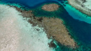 Renkli mercan resifleri ve tropikal okyanus manzaralı Pulau Karangan Endonezya 'nın insansız hava aracı panoraması.