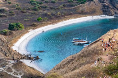 Padar Adası 'nın fantastik hava manzarası Komodo Ulusal Parkı üzerinde güneşin doğuşunu yakalıyor..