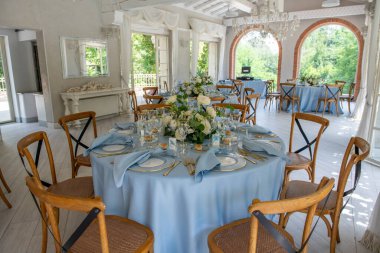 Özel düğün töreni için çok güzel dekore edilmiş zarif bir düğün salonu..