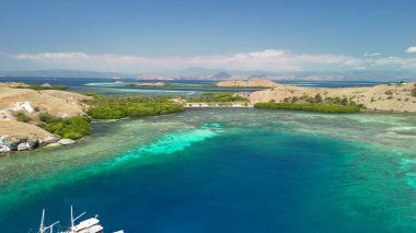 İnsansız hava aracı Komodo Ulusal Parkı 'nın canlı pembe kumlarını ve berrak okyanusunu yakalıyor..