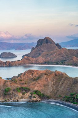 Padar Adası 'ndan Komodo Ulusal Parkı' nın altın gündoğumu sırasında çekilmiş görüntüsü..