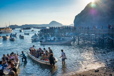 Padar Adası, Endonezya - 6 Eylül 2025: Turistler Komodo Ulusal Parkı 'ndaki büyüleyici okyanus manzaralı Padar Adası' nın kumlu sahillerinin tadını çıkarıyorlar.