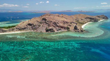 İnsansız hava aracı Komodo Ulusal Parkı 'nın canlı pembe kumlarını ve berrak okyanusunu yakalıyor..
