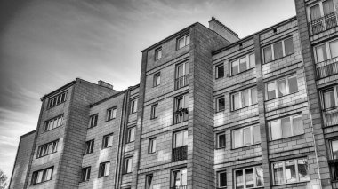 Varşova 'nın panoramik şehir manzarası çeşitli binalar ve kentsel ufuk çizgisi.