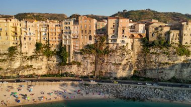 Calabrian kıyısı ve turkuaz deniz boyunca Tropea kasabasının insansız hava aracı görüntüsü..