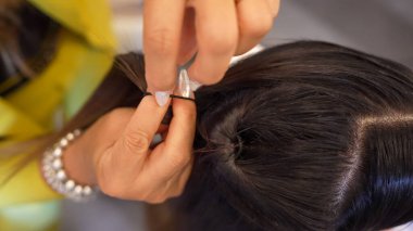 Uzun kirpikleri ve çıplak dudakları olan profesyonel bir düğün makyajı yapan güzel gelin..