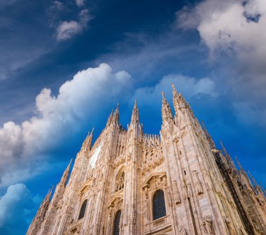 Duomo di Milano gün batımı görünümü.