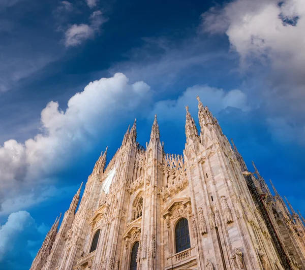 Coucher de soleil sur le Duomo di Milano . — Photo