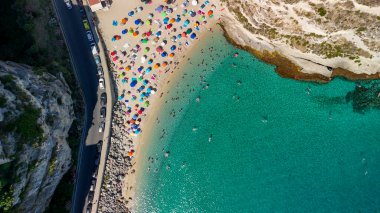 Tropea kıyı şeridinin ve berrak suların baş aşağı insansız hava aracı çekimi..
