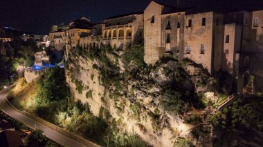 Gece Tropea 'nın ışıldayan binalar ve yaz mevsiminde karanlık denizlerle drone çekimi..