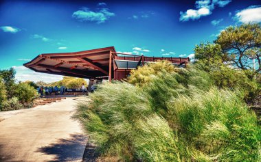 Hawks 'tan Murchison River güneşli bir günde, Batı Avustralya' daki Kalbarri Ulusal Parkı 'nda gözcülük yapıyor..