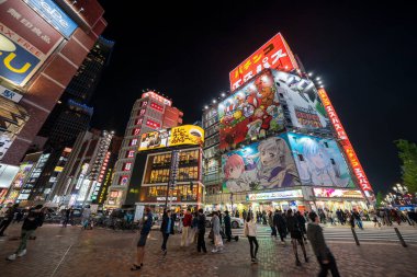 Tokyo, Japonya - 26 Nisan 2025: Shinjuku Tokyo 'da neon ışıklı hareketli cadde