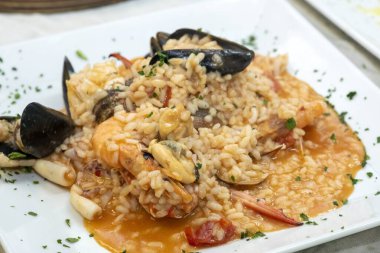 Taze domates ve sarımsak sosuyla pişirilmiş lezzetli balık makarnası..