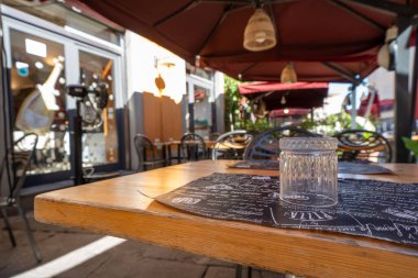 Pisa, İtalya - Temmuz 2025: Güneşli bir günde eğik kulenin yanındaki restoran.