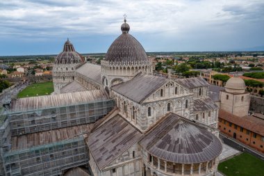 Piazza dei Miracoli, Toskana, İtalya 'daki Eğik Kule ve Katedralin Kuşbakışı Manzarası. 