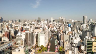 Tokyo 'nun gökdelenleri ve yollarıyla çarpıcı hava manzarası.
