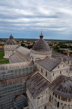 Piazza dei Miracoli, Toskana, İtalya 'daki Eğik Kule ve Katedralin Kuşbakışı Manzarası. 