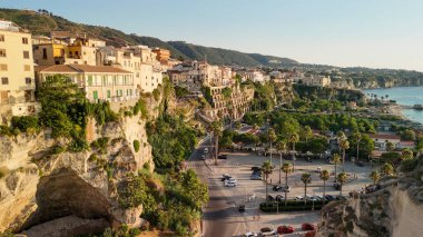 Calabrian kıyısı ve turkuaz deniz boyunca Tropea kasabasının insansız hava aracı görüntüsü..