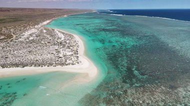 Batı Avustralya, Exmouth 'taki Turkuaz Körfezi' nin temiz mavi sularıyla hava manzarası..
