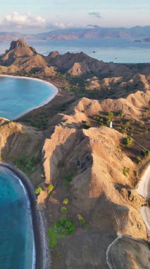 Mercan resiflerini ve el değmemiş doğal güzellikleri vurgulayan Komodo takımadalarının drone görüntüsü.