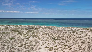 Dünya Savaşı 'ndaki Turkuaz Körfezi' nin resif, dalga ve tropikal manzaralı panoramik hava manzarası..