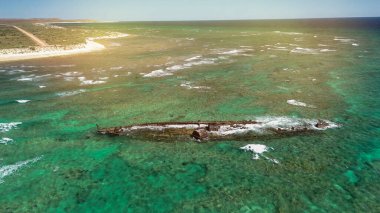 Resif ve okyanusla çevrili tarihi Mildura enkazının panoramik hava görüntüsü.