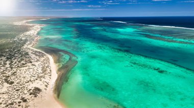 Osprey Körfezi WA 'nın panoramik hava manzarası. Parlak güneş ışığı altında tekne, resif ve manzaralı kıyı şeridi..