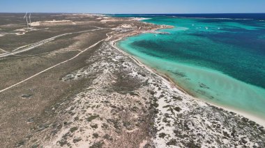 Batı Avustralya 'daki Mercan Körfezi ve sahil manzarası turkuaz okyanus ve beyaz kumla kaplı..