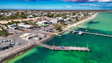 Güneşli bir günde kıyı şeridi ve turkuaz sularıyla Batı Avustralya 'daki Denham kasabasının hava manzarası..