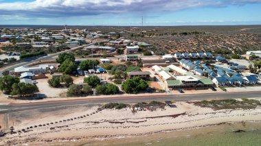 Denham WA 'nın insansız hava aracı panoraması liman, plajlar ve açık mavi gökyüzünü gösteriyor..